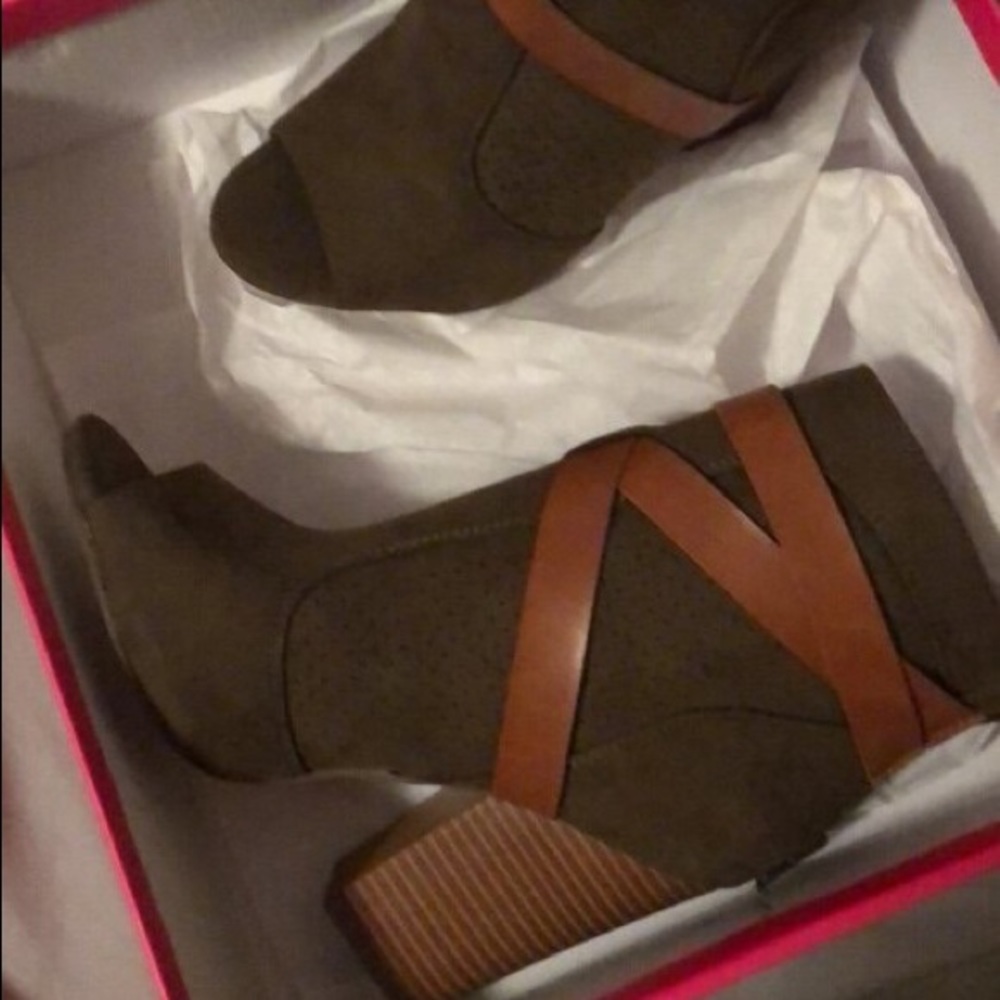 pair of olive green suede boots size 8